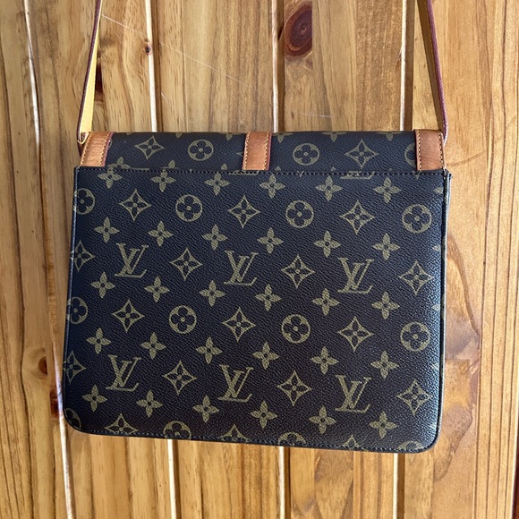 Authentic Louis Vuitton front clasp won’t shut. - Picture 7 of 10